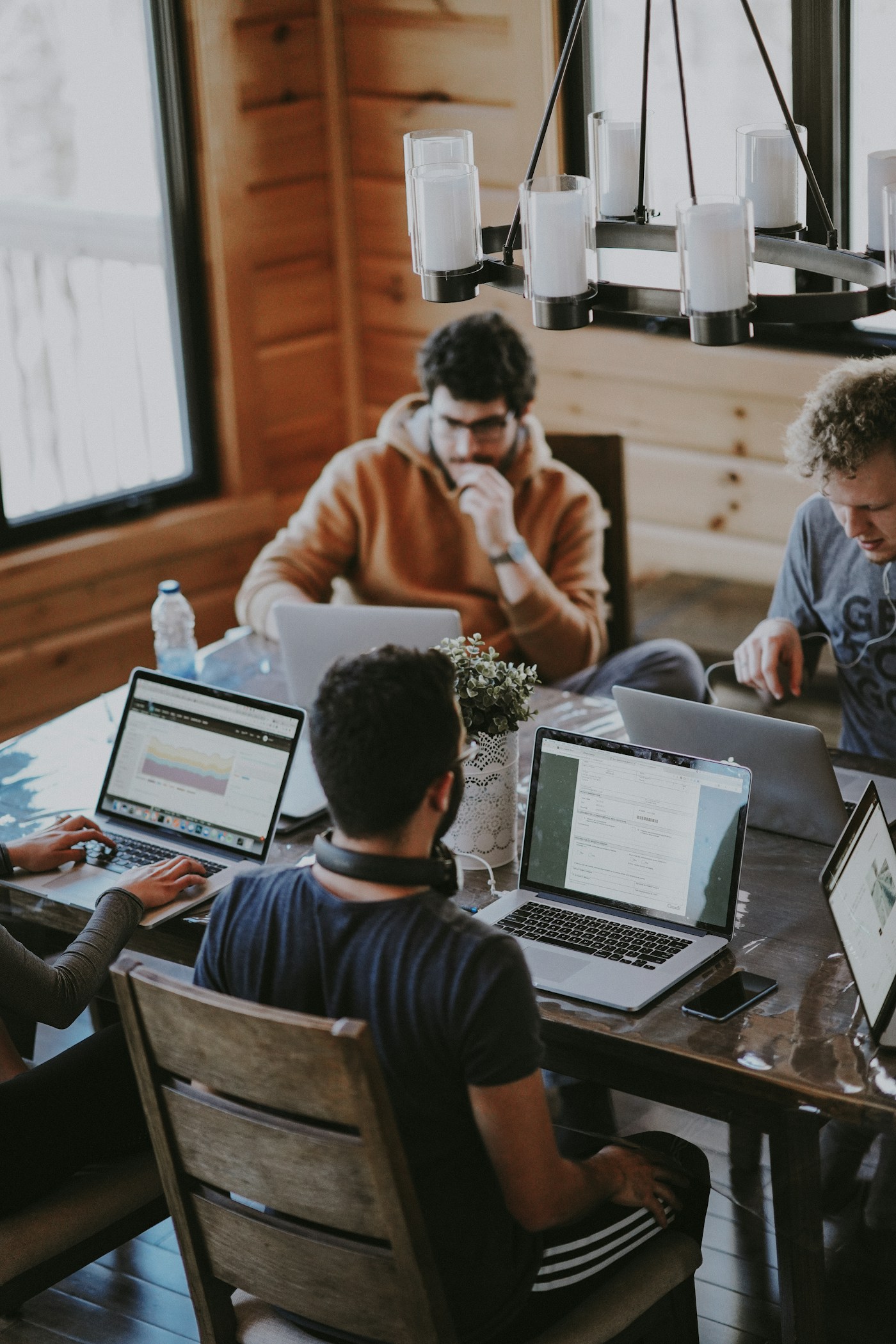 IT-professionals bespreken samen een project in een moderne kantooromgeving