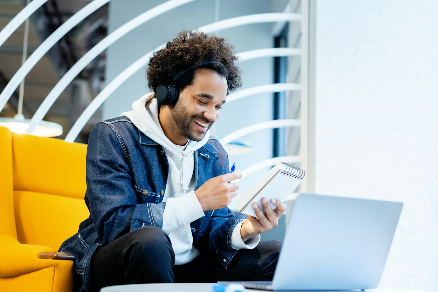 Professionals werken samen in een moderne IT-werkomgeving