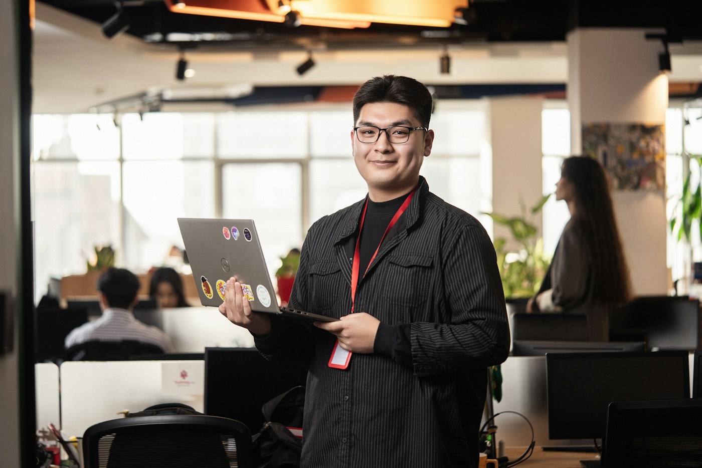 IT-professional aan het werk in een moderne kantooromgeving
