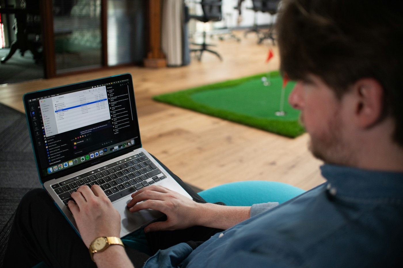 Moderne werkomgeving waar IT-professionals samenwerken